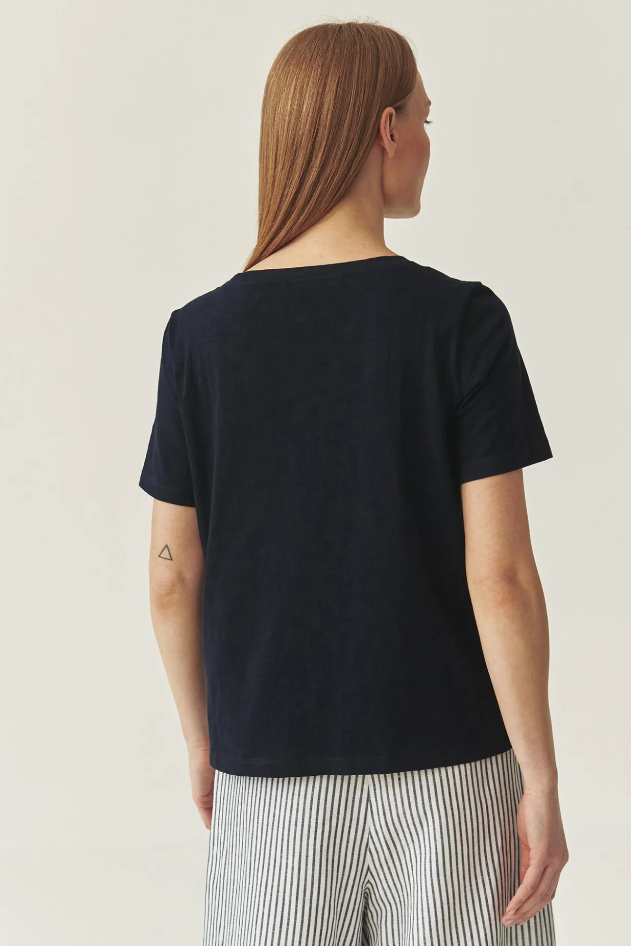 BAWEŁNIANY T-SHIRT Z KIESZONKĄ - DELQI