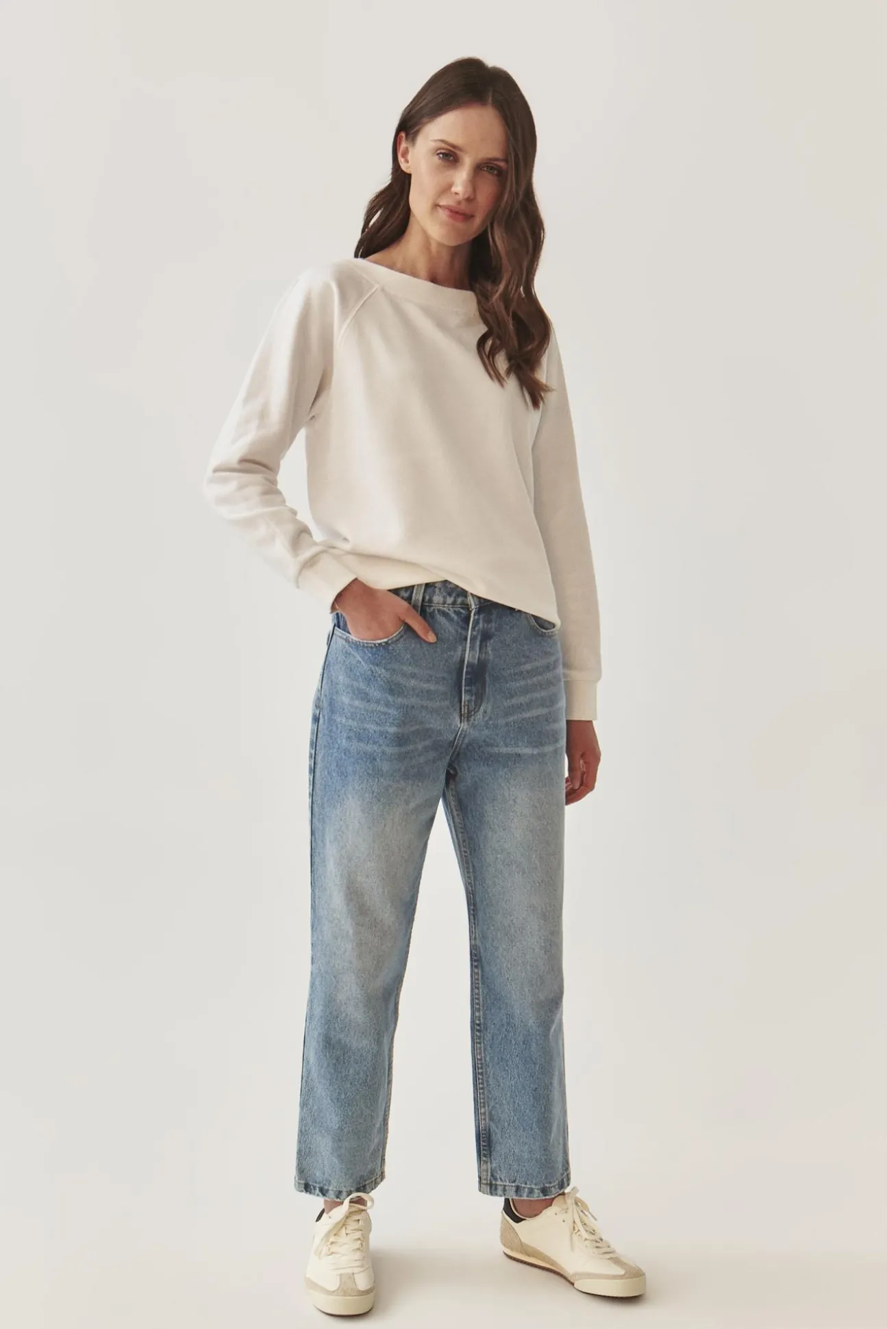 BLUZA DAMSKA Z DEKOLTEM W ŁÓDKĘ - GABBY