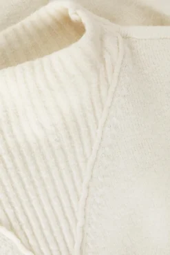 DAMSKI SWETER O LUŹNYM KROJU Z PÓŁGOLFEM I STRUKTURALNYM ZDOBIENIEM — PARKER