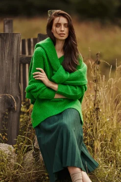 DAMSKI SWETER OVERSIZE Z DEKOLTEM W SEREK — ONYX