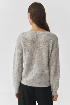DAMSKI SWETER Z PRZĘDZY Z KWIATOWYM, OZDOBNYM ELEMENTEM — CLAIRE