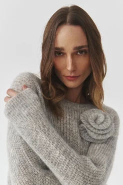 DAMSKI SWETER Z PRZĘDZY Z KWIATOWYM, OZDOBNYM ELEMENTEM — CLAIRE
