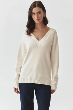 DAMSKI SWETER ZE STRUKTURALNYM WZOREM I DEKOLTEM W SEREK — JAYLIN