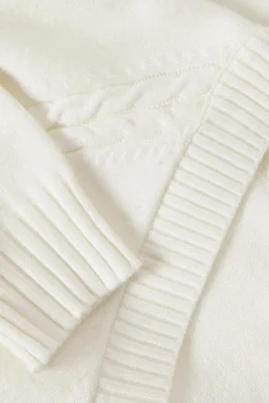 DAMSKI SWETER ZE STRUKTURALNYM WZOREM I DEKOLTEM W SEREK — JAYLIN