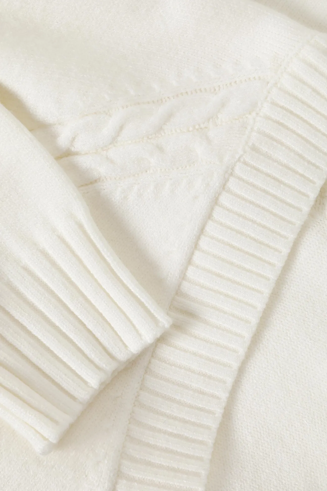 DAMSKI SWETER ZE STRUKTURALNYM WZOREM I DEKOLTEM W SEREK — JAYLIN