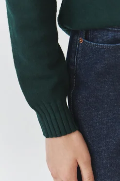 DAMSKI SWETER ZE STRUKTURALNYM WZOREM I DEKOLTEM W SEREK — JAYLIN 1