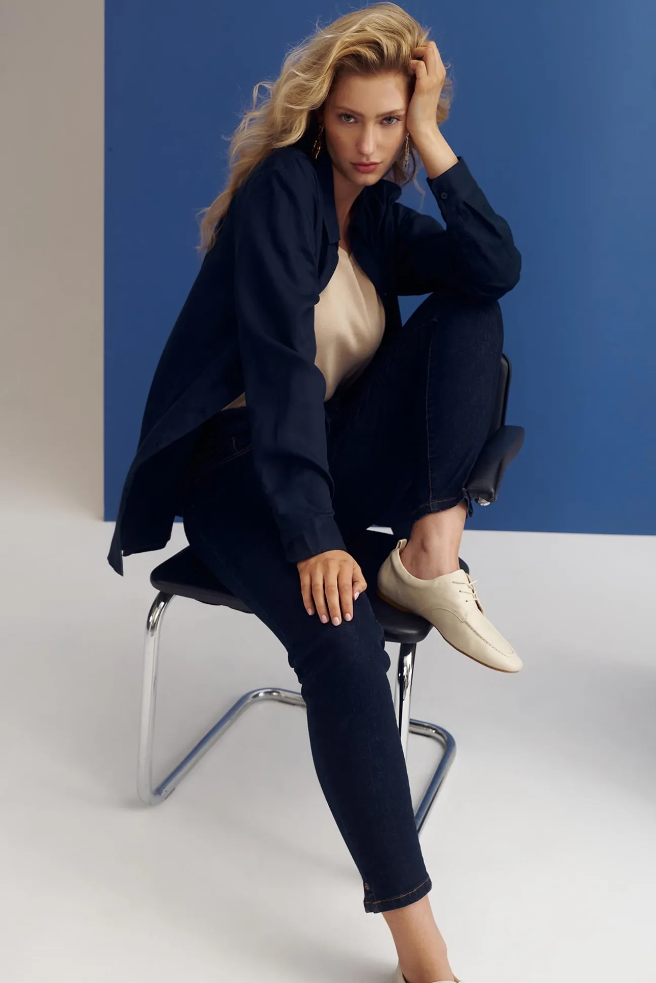 DAMSKIE SPODNIE TYPU RURKI Z CIEMNEGO DENIMU - RENA