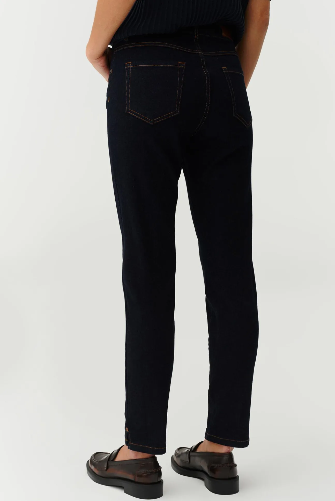 DAMSKIE SPODNIE TYPU RURKI Z CIEMNEGO DENIMU - RENA