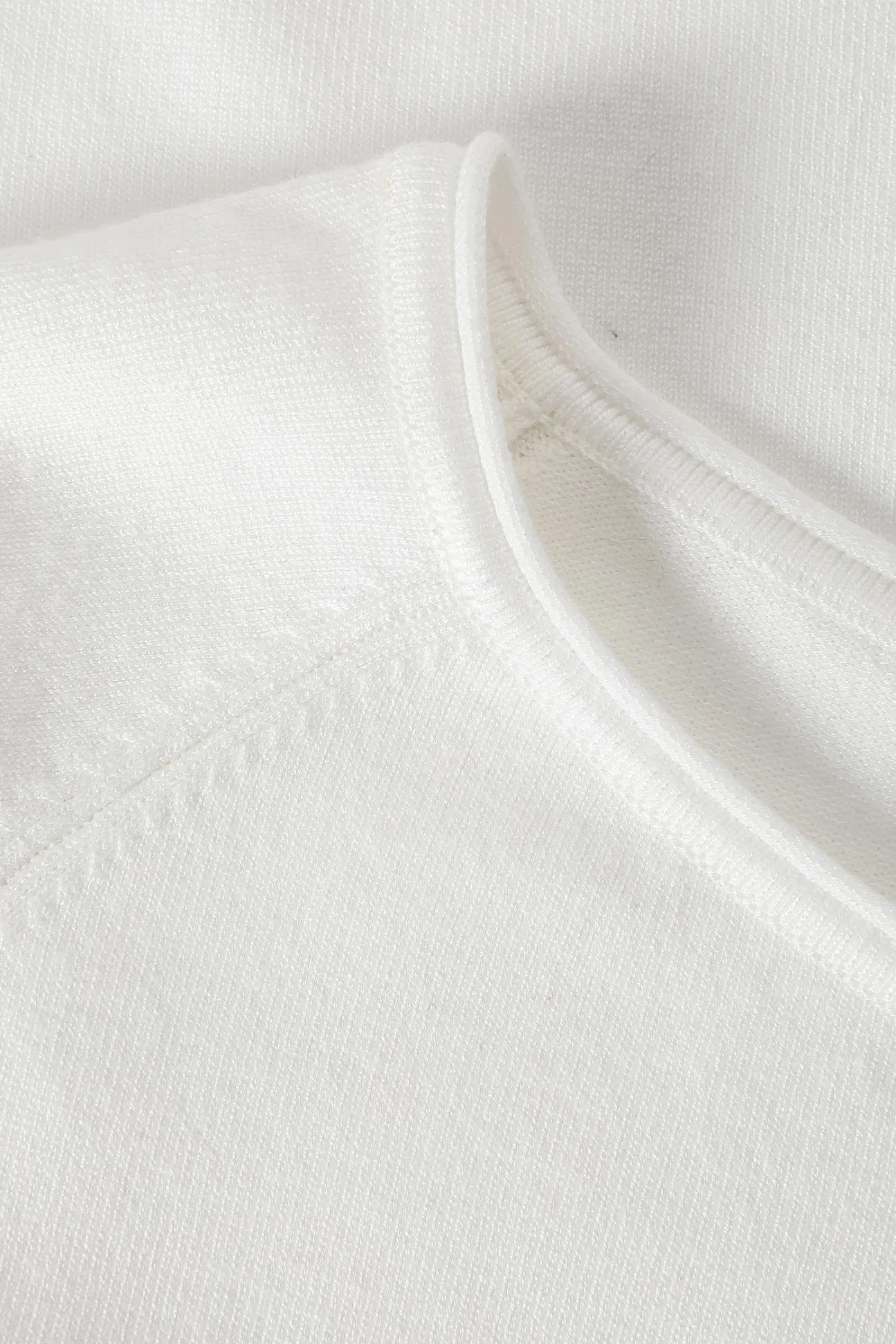 KLASYCZNY DAMSKI SWETER Z DEKOLTEM W ŁÓDKĘ - BROOKE