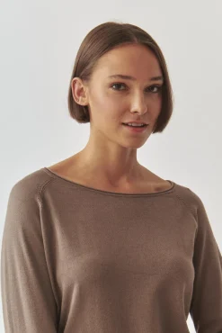 KLASYCZNY DAMSKI SWETER Z DEKOLTEM W ŁÓDKĘ - BROOKE