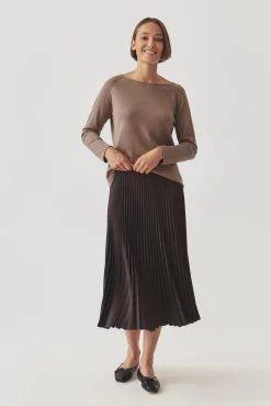 KLASYCZNY DAMSKI SWETER Z DEKOLTEM W ŁÓDKĘ - BROOKE