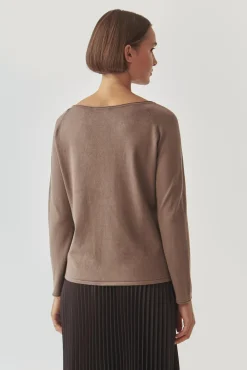 KLASYCZNY DAMSKI SWETER Z DEKOLTEM W ŁÓDKĘ - BROOKE