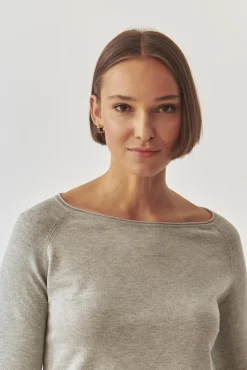 KLASYCZNY DAMSKI SWETER Z DEKOLTEM W ŁÓDKĘ - BROOKE