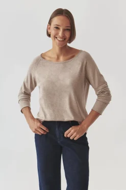 KLASYCZNY DAMSKI SWETER Z DEKOLTEM W ŁÓDKĘ - BROOKE