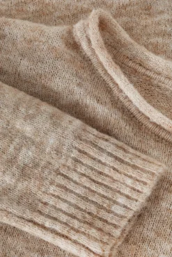 KLASYCZNY SWETER DAMSKI Z DEKOLTEM W ŁÓDKĘ — FLUFKO