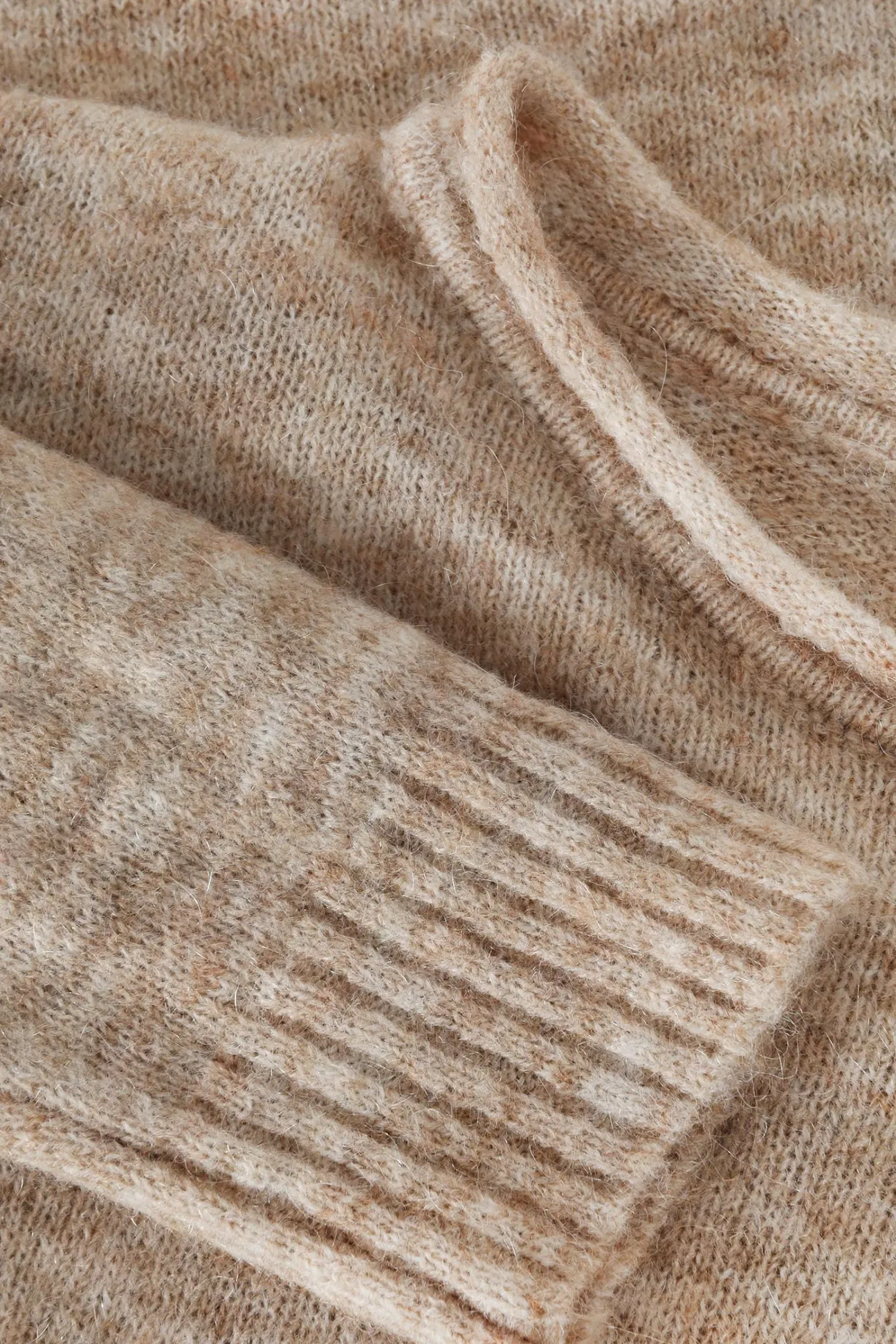 KLASYCZNY SWETER DAMSKI Z DEKOLTEM W ŁÓDKĘ — FLUFKO