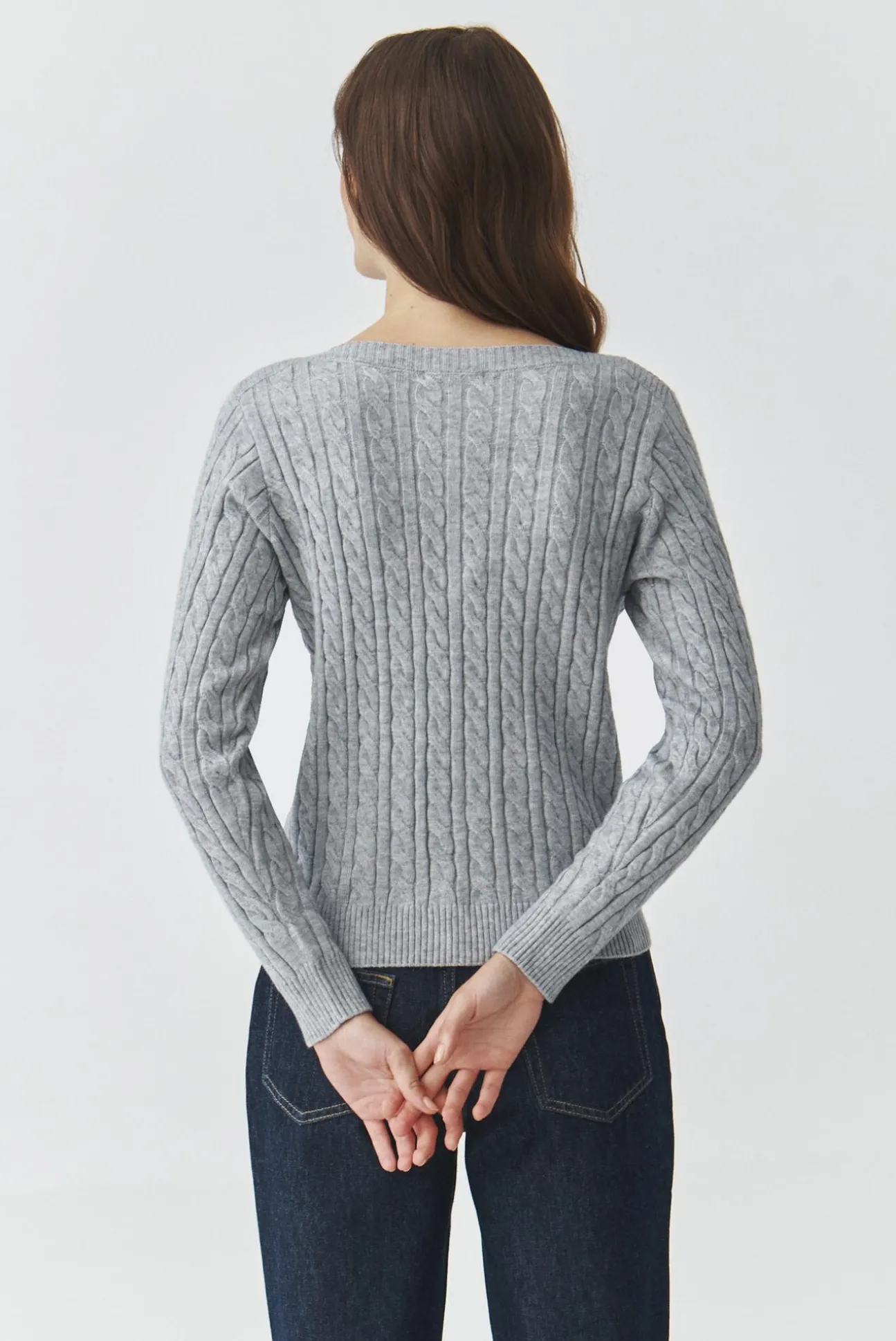 KLASYCZNY SWETER DAMSKI Z DEKOLTEM W ŁÓDKĘ — WILLOW