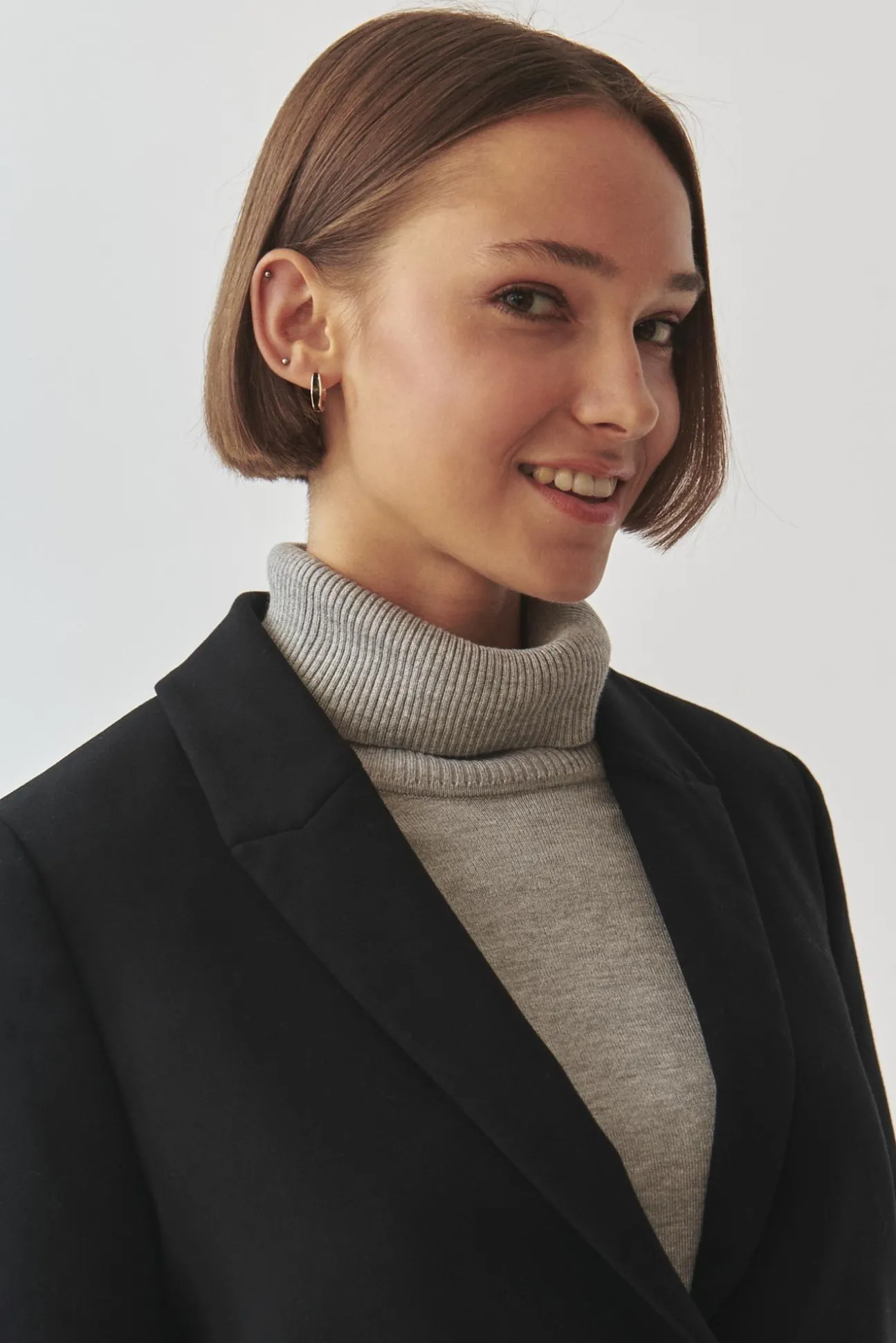 KRÓTKI TKANINOWY ŻAKIET O NOWOCZESNYM KROJU - RENETA 1