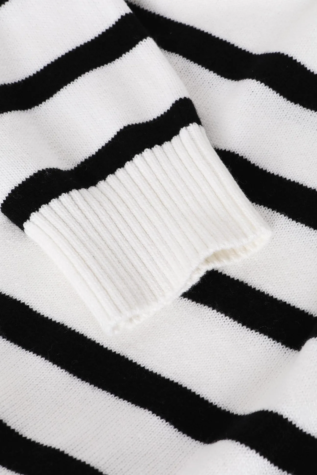 LUŹNY SWETER DAMSKI W PASKI Z GOLFEM PASOLI