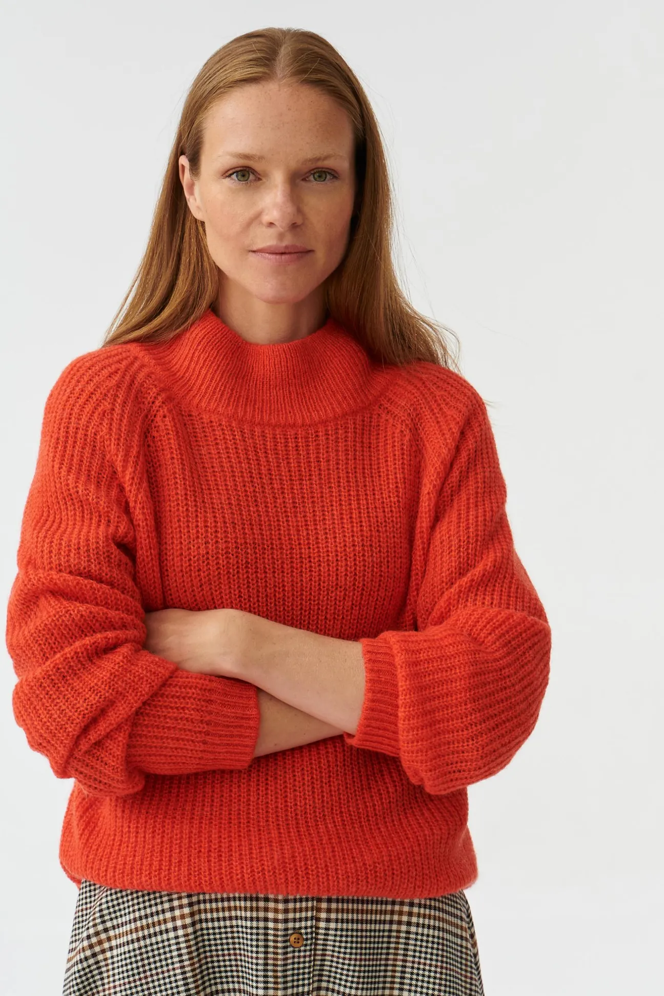 LUŹNY SWETER DAMSKI Z PÓŁGOLFEM SUZI