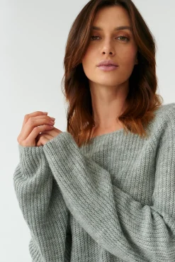 MELANŻOWY SWETER DAMSKI Z DEKOLTEM W ŁÓDKĘ SOSO