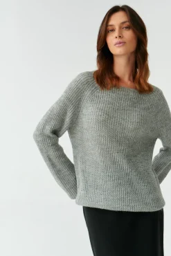 MELANŻOWY SWETER DAMSKI Z DEKOLTEM W ŁÓDKĘ SOSO