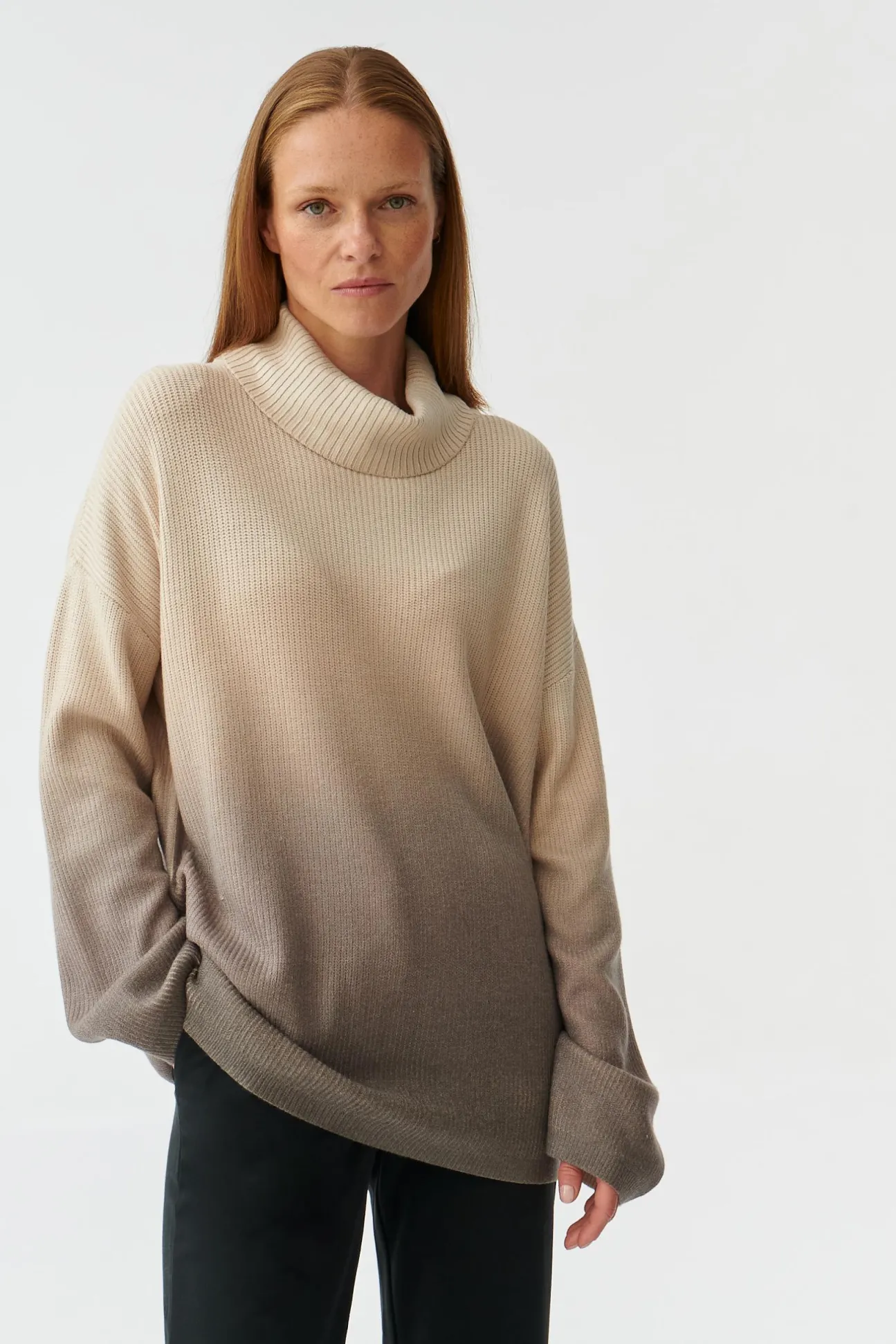 OVERSIZOWY SWETER DAMSKI Z EFEKTEM OMBRE JOSOMI