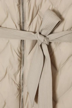 PUCHOWY PŁASZCZ DAMSKI Z KAPTUREM I WIĄZANYM PASKIEM - GAMI