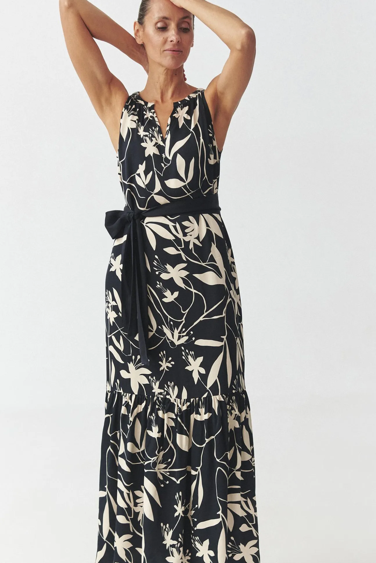 SATYNOWA SUKIENKA Z DEKOLTEM HALTER — OROKONO