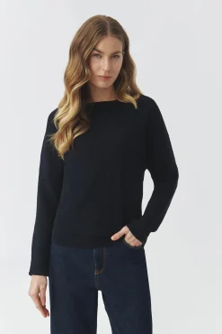 STRUKTURALNY DAMSKI SWETER Z DEKOLTEM W ŁÓDKĘ - PEGGIE