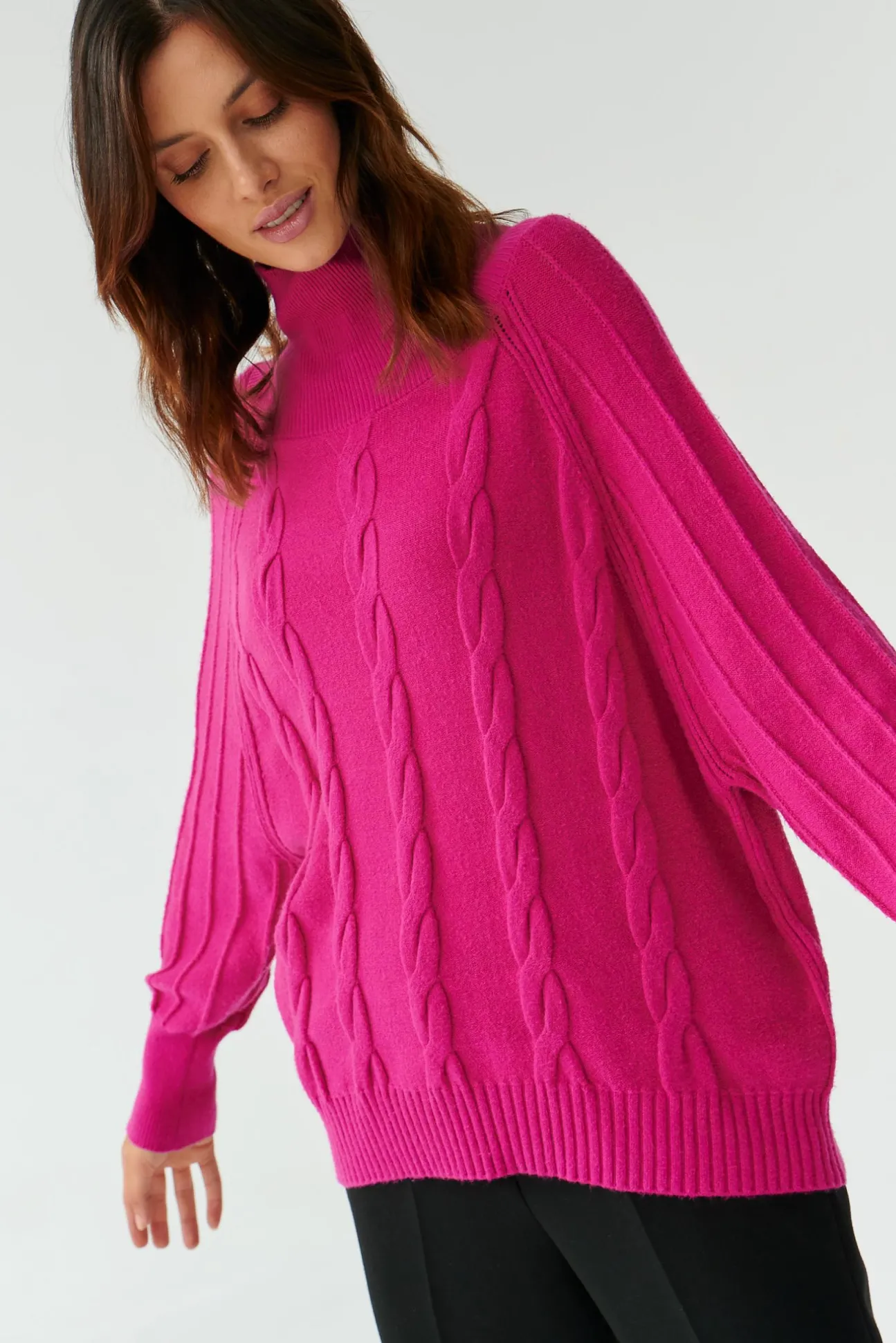 STRUKTURALNY SWETER DAMSKI Z GOLFEM MEDUZA