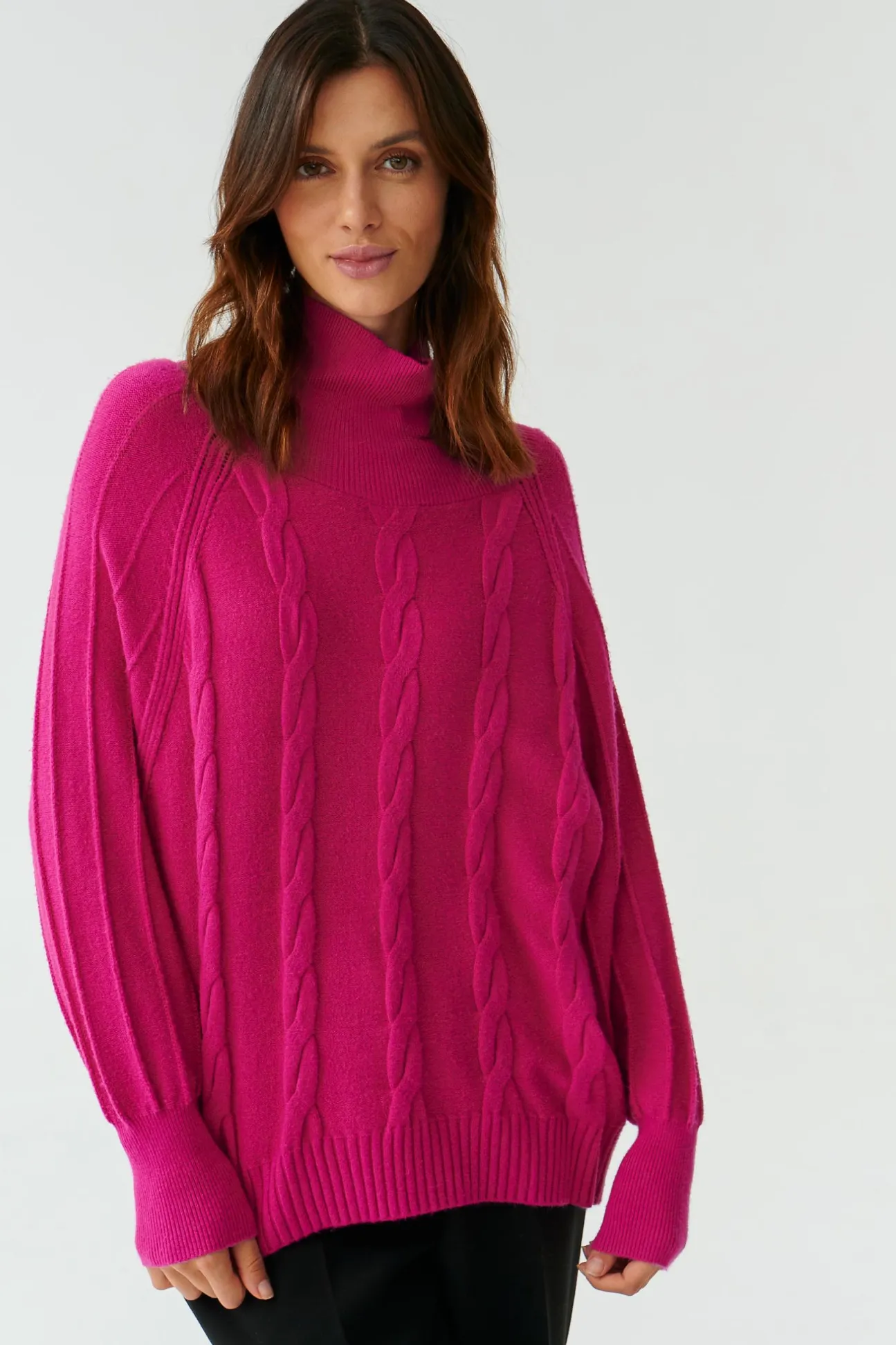 STRUKTURALNY SWETER DAMSKI Z GOLFEM MEDUZA