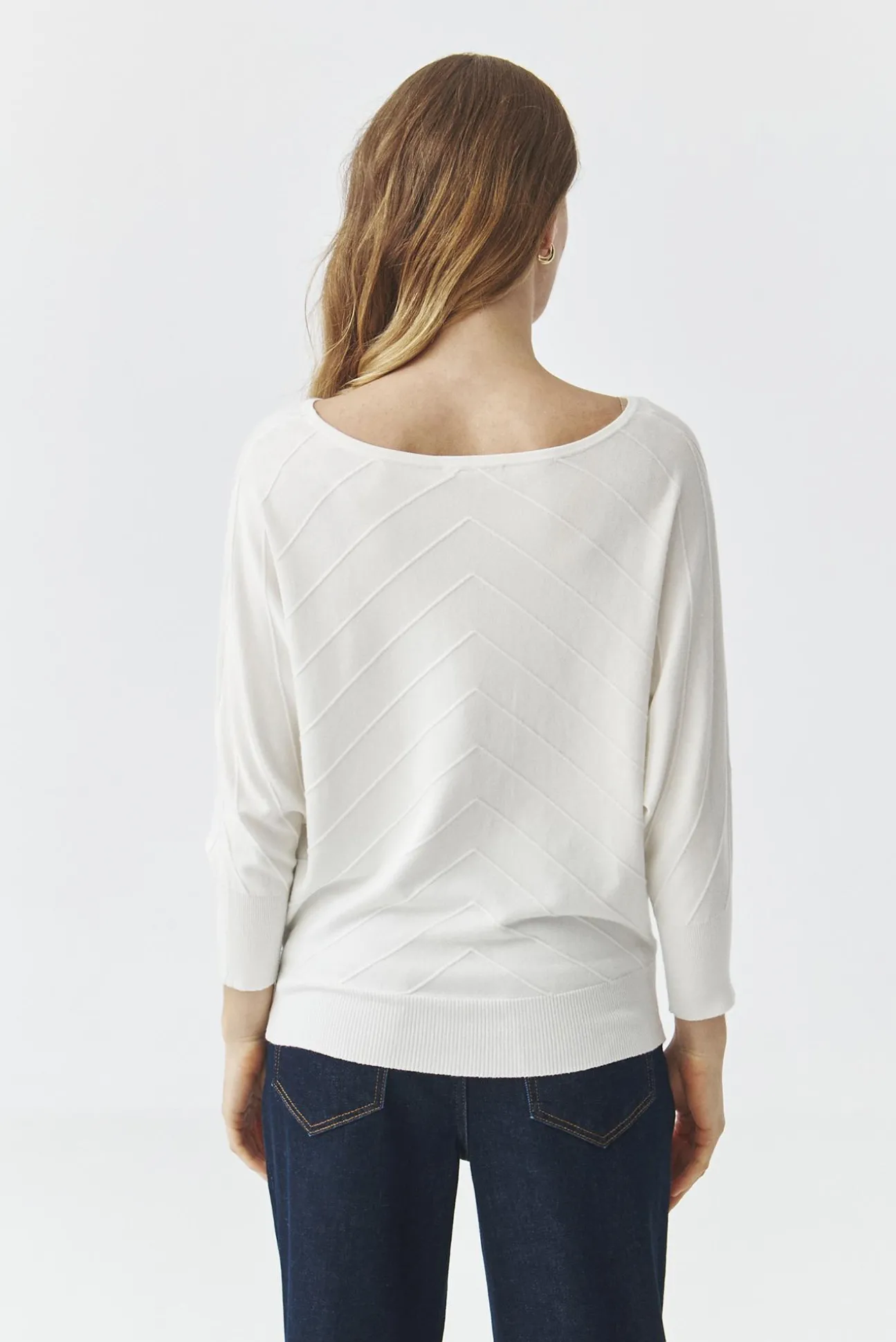 STYLOWY DAMSKI SWETER O LUŹNYM KROJU — MIYA