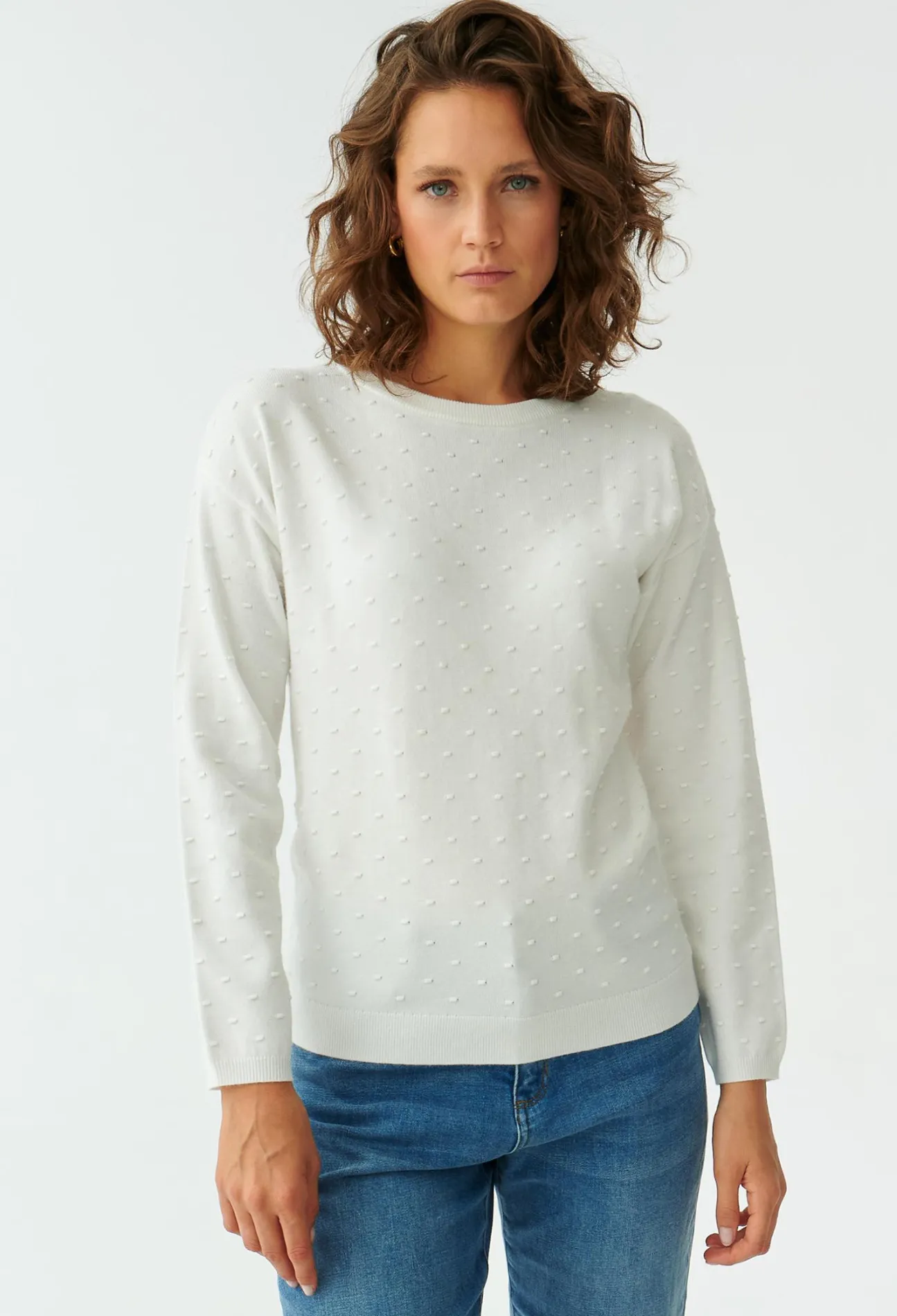 SWETER DAMSKI O SPLOCIE W KROPKI EWELA