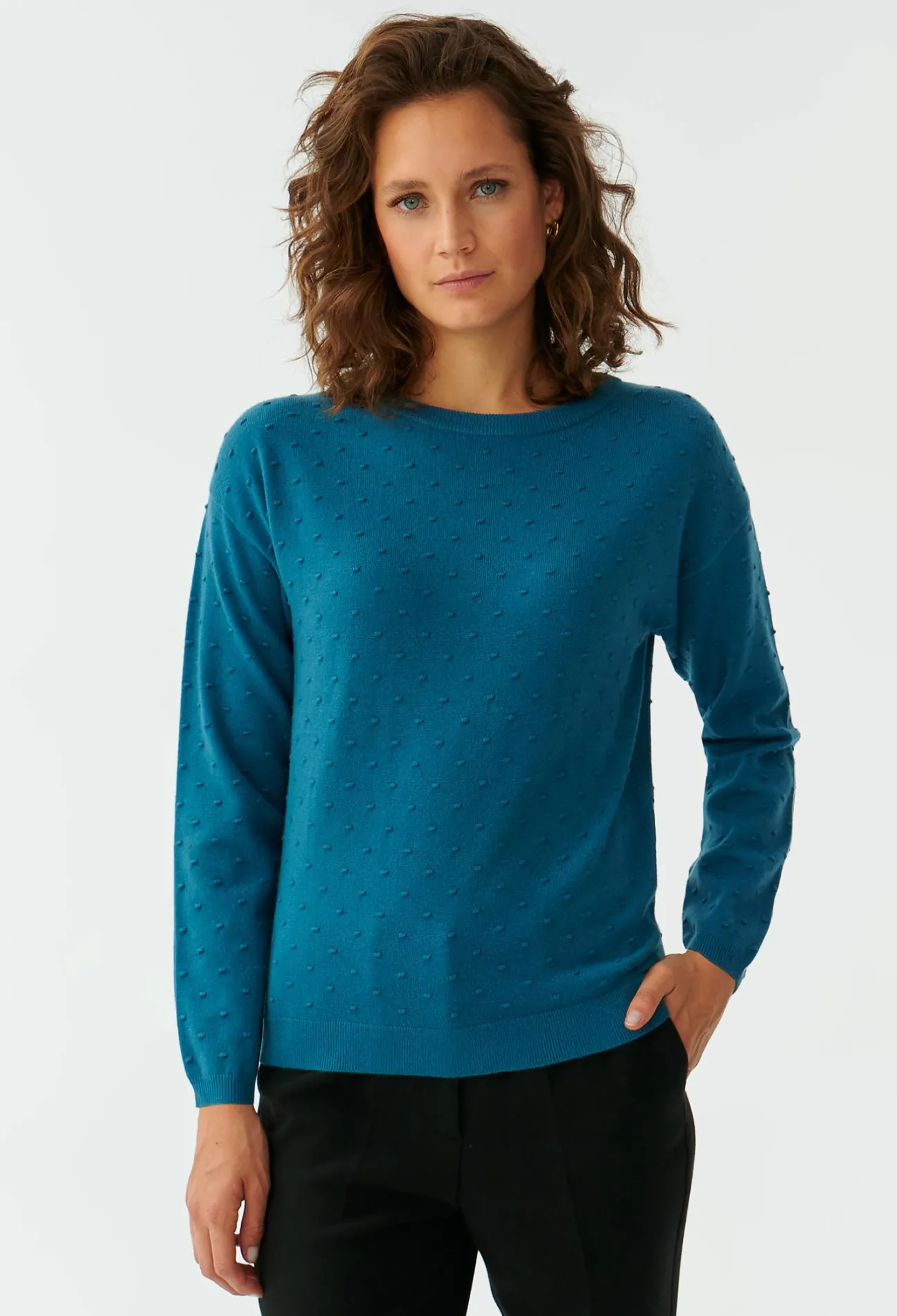 SWETER DAMSKI O SPLOCIE W KROPKI EWELA