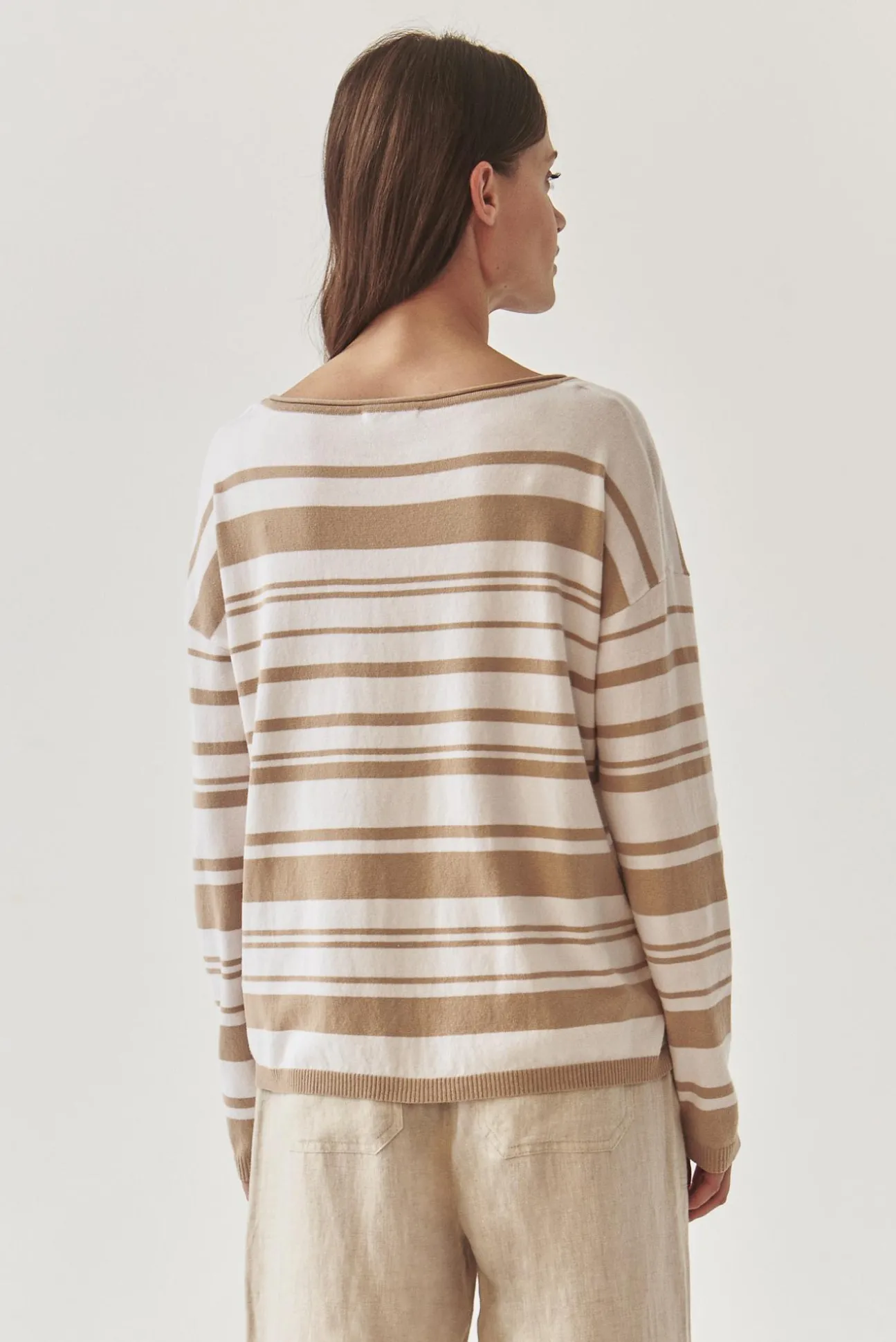 SWETER DAMSKI W NIEREGULARNE PASKI - STRIPPI