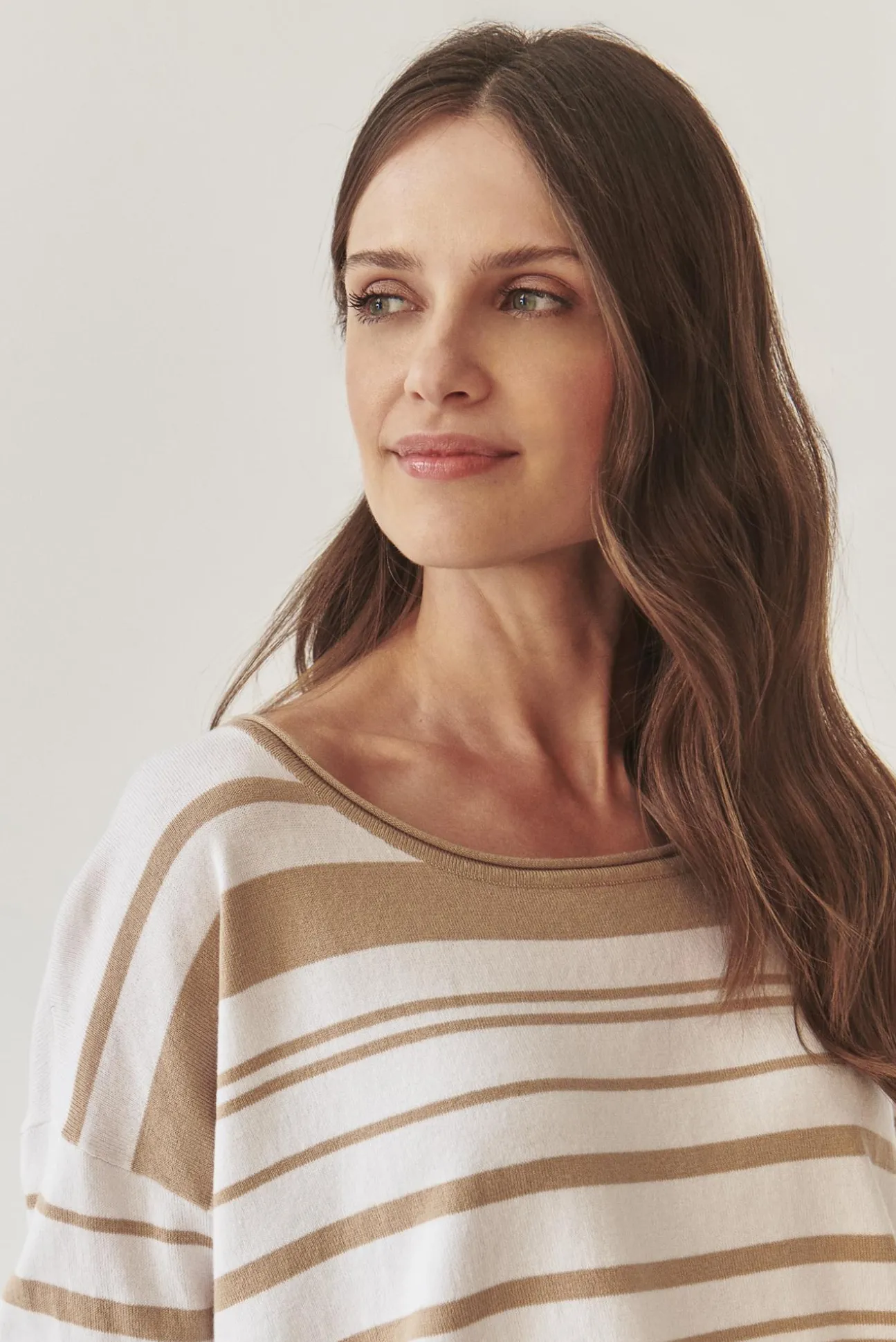SWETER DAMSKI W NIEREGULARNE PASKI - STRIPPI