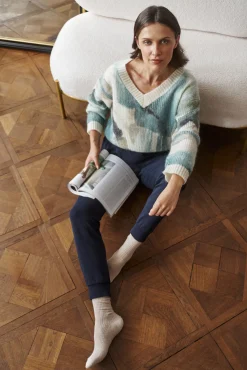 SWETER DAMSKI Z ABSTRAKCYJNYM NADRUKIEM - STACY