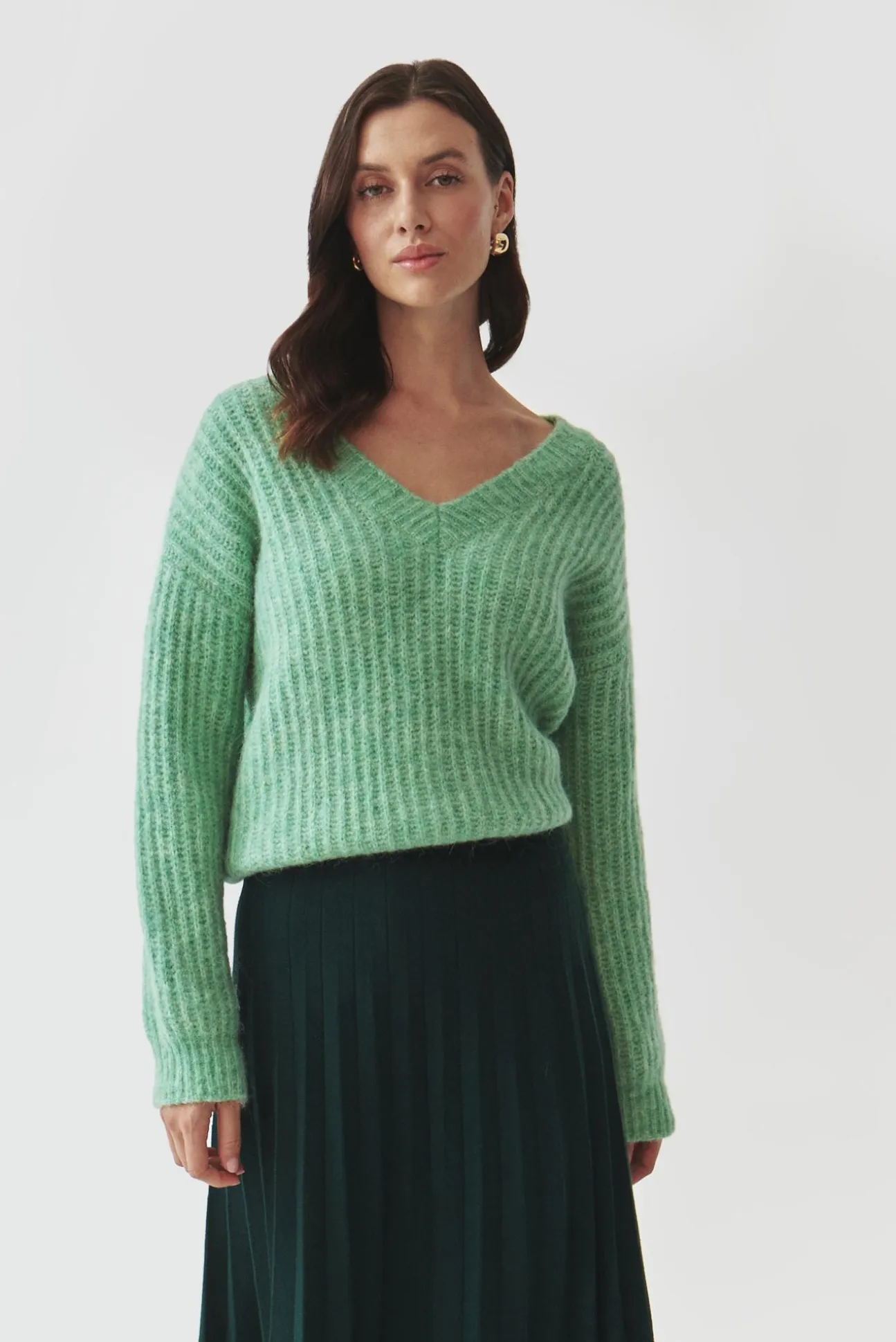 SWETER DAMSKI Z DEKOLTEM W SEREK — ASPEN