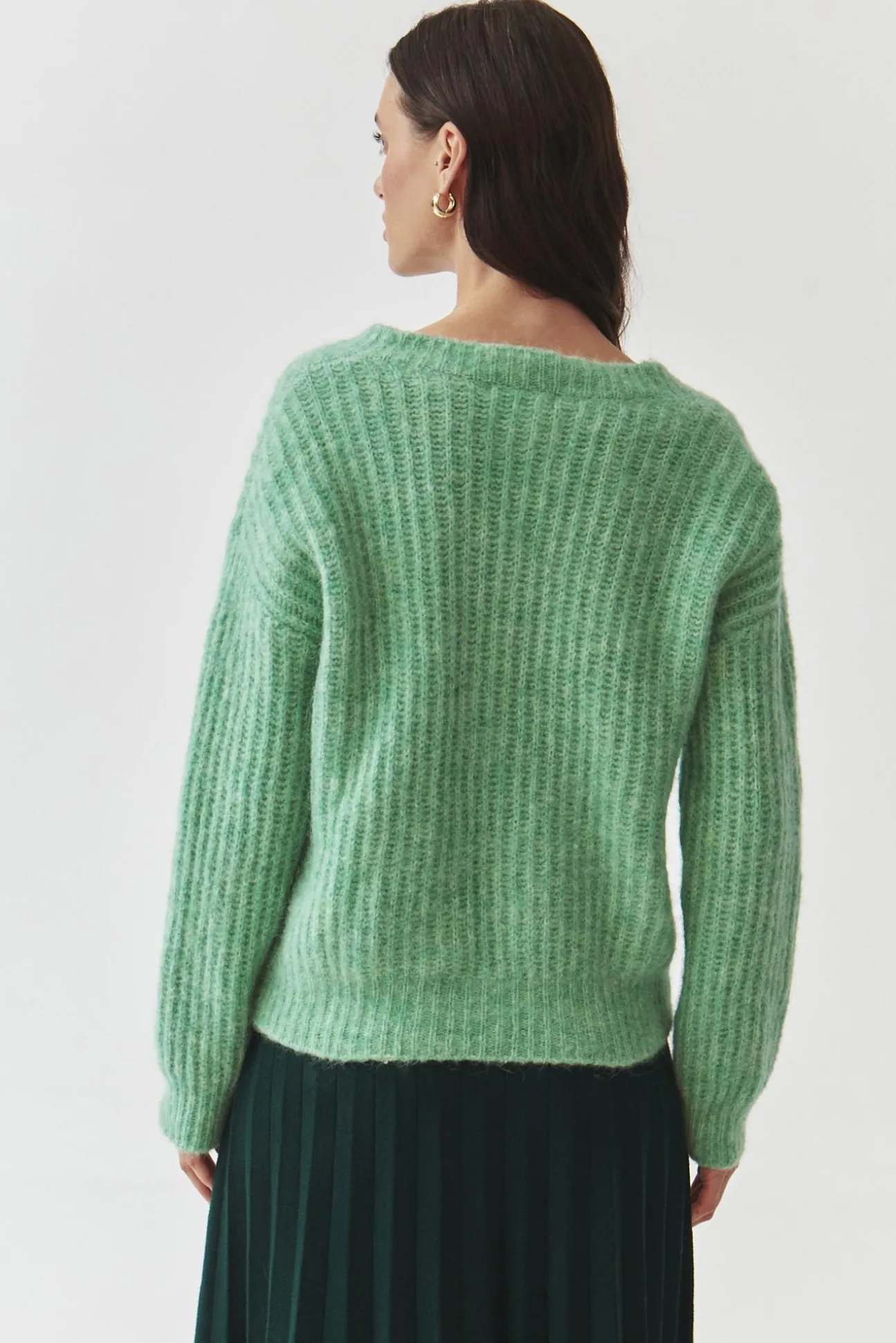 SWETER DAMSKI Z DEKOLTEM W SEREK — ASPEN