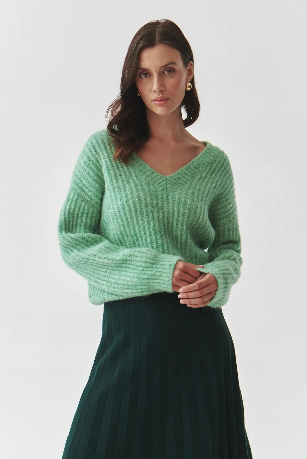 SWETER DAMSKI Z DEKOLTEM W SEREK — ASPEN