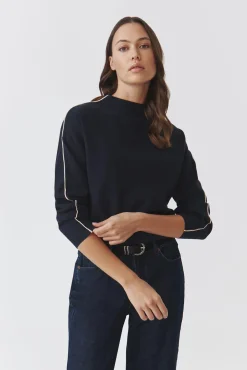 SWETER DAMSKI Z DEKOLTEM W ŁÓDKĘ I OZDOBNĄ WYPUSTKĄ - CORALINE