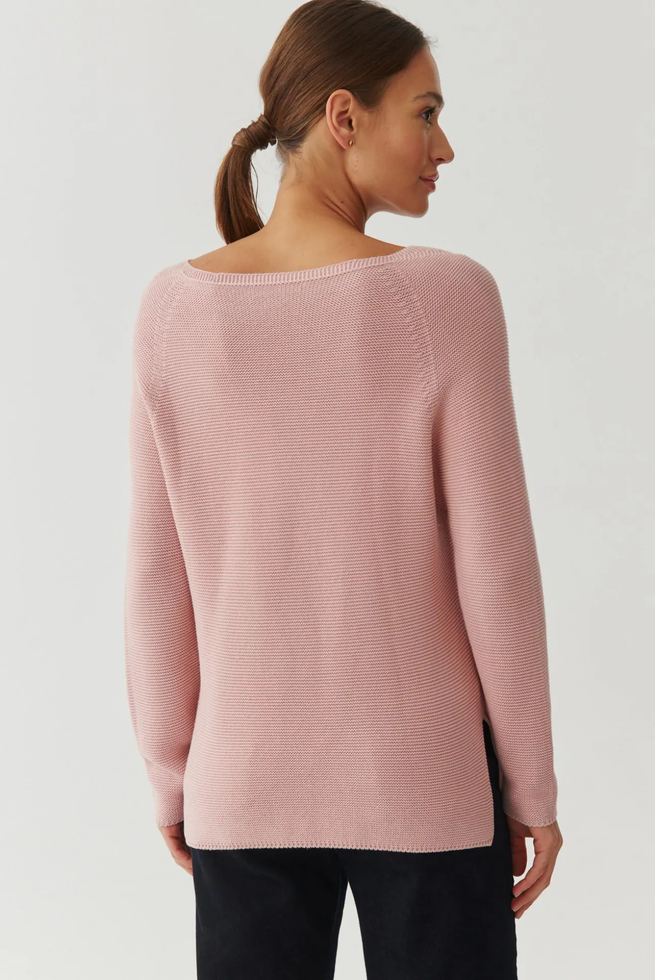 SWETER DAMSKI Z DEKOLTEM W SEREK - BORI