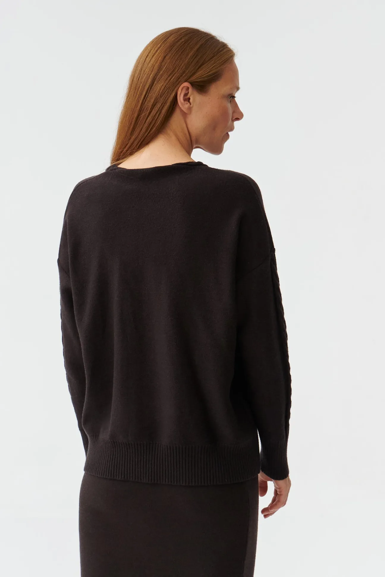 SWETER DAMSKI Z DEKOLTEM W SEREK POLI