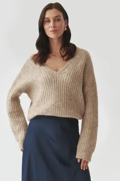 SWETER DAMSKI Z DEKOLTEM W SEREK — ASPEN