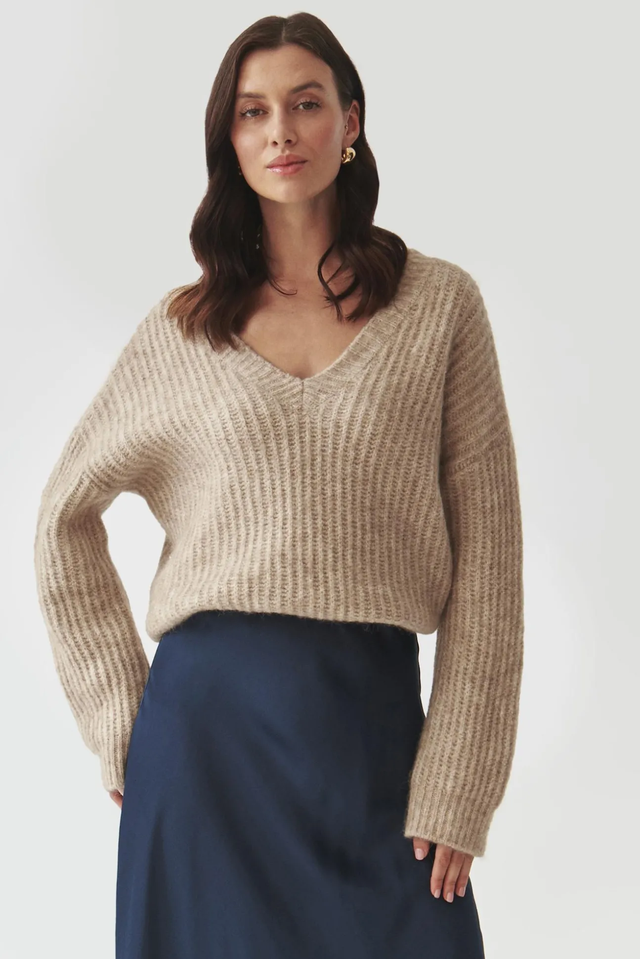 SWETER DAMSKI Z DEKOLTEM W SEREK — ASPEN