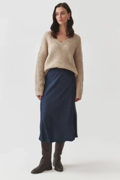 SWETER DAMSKI Z DEKOLTEM W SEREK — ASPEN