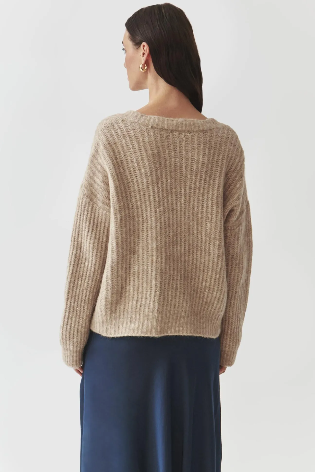 SWETER DAMSKI Z DEKOLTEM W SEREK — ASPEN
