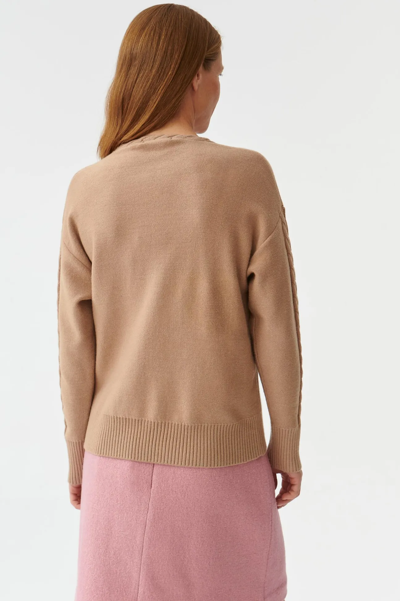 SWETER DAMSKI Z DEKOLTEM W SEREK POLI