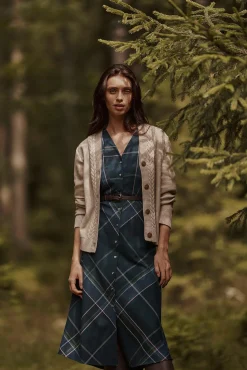 SWETER DAMSKI Z GUZIKAMI I WARKOCZOWYM WZOREM — LILAC